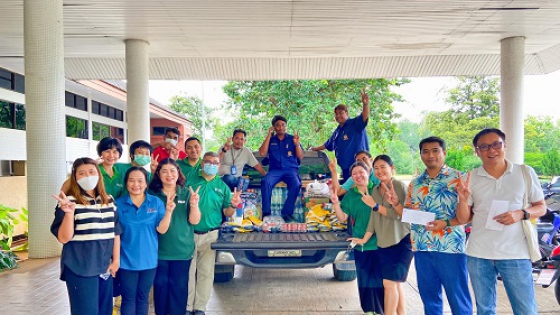 ร่วมกันนำข้าวสาร อาหารแห้ง น้ำดื่ม และของใช้ที่จำเป็น ส่งมอบให้กับผู้ประสบอุทกภัย